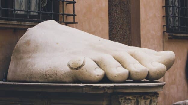 statue's feet of iron and clay