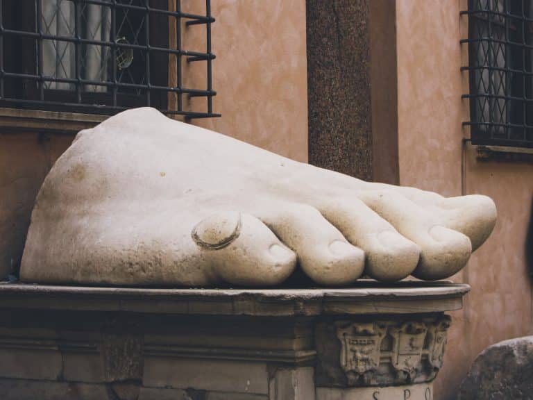 statue's feet of iron and clay