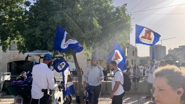 Flags in favor of a third temple